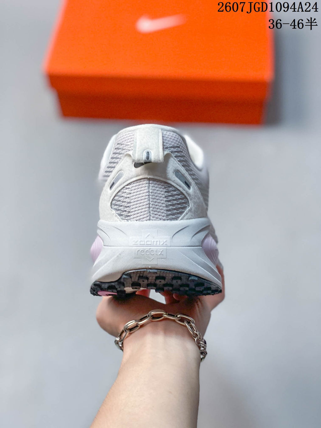 Nike Vomero 18 SE White Pink Running Sneakers