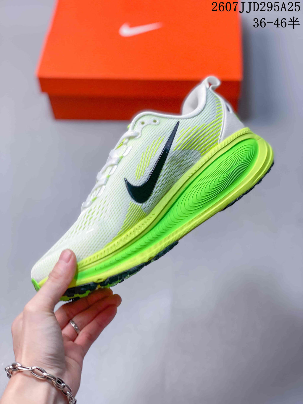 Nike Vomero 18 Running Shoes White Neon Green JD295A25