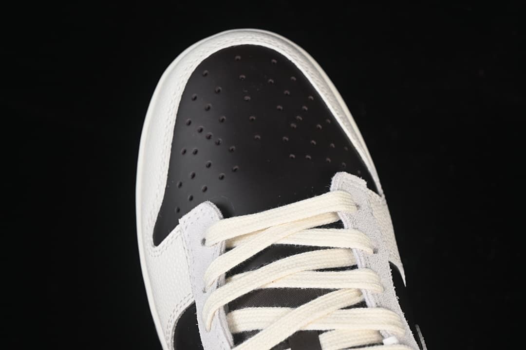 Nike SB Dunk Low Black and White Sneaker IH7333-200