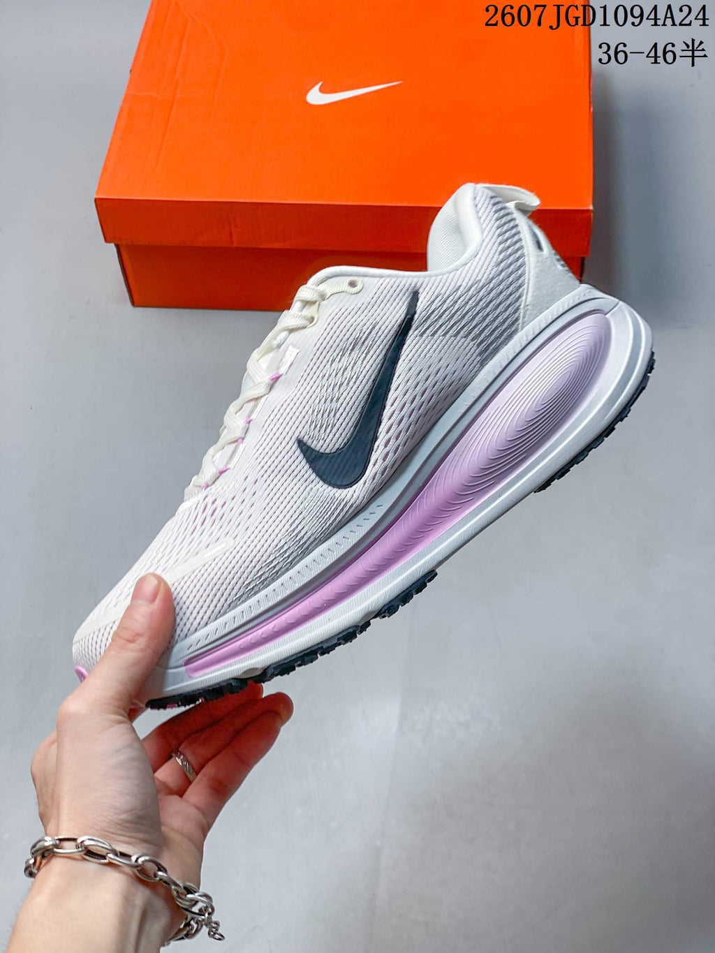 Nike Vomero 18 SE White Pink Running Sneakers