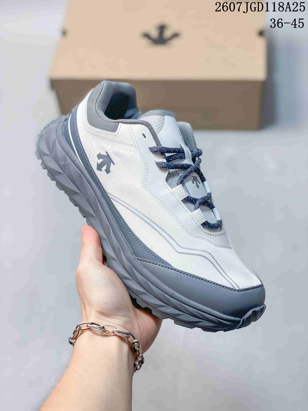 Descente TERRAIND Low-Top Hiking Sneakers White Gray