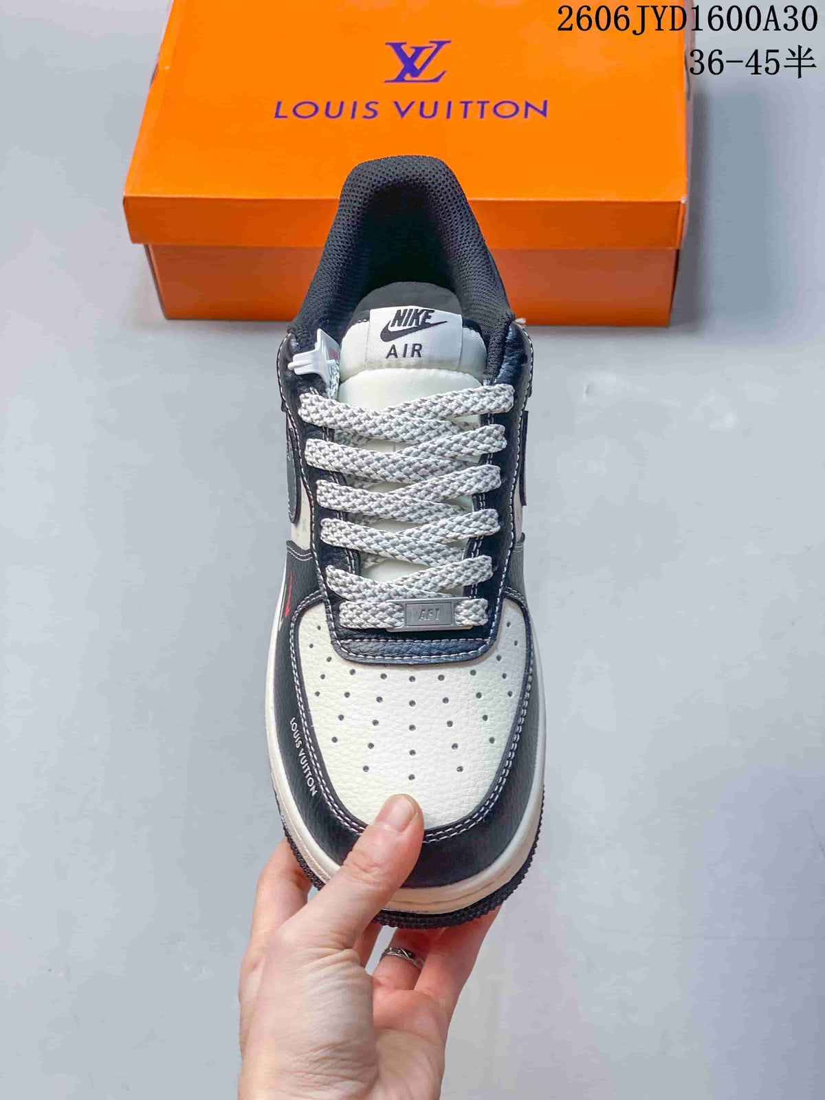 Nike Air Force 1 ’07 Low Sneakers in Navy and White