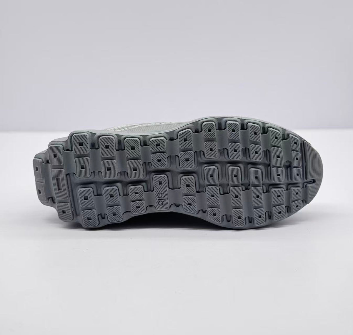 Alo Runner Sneakers Gray