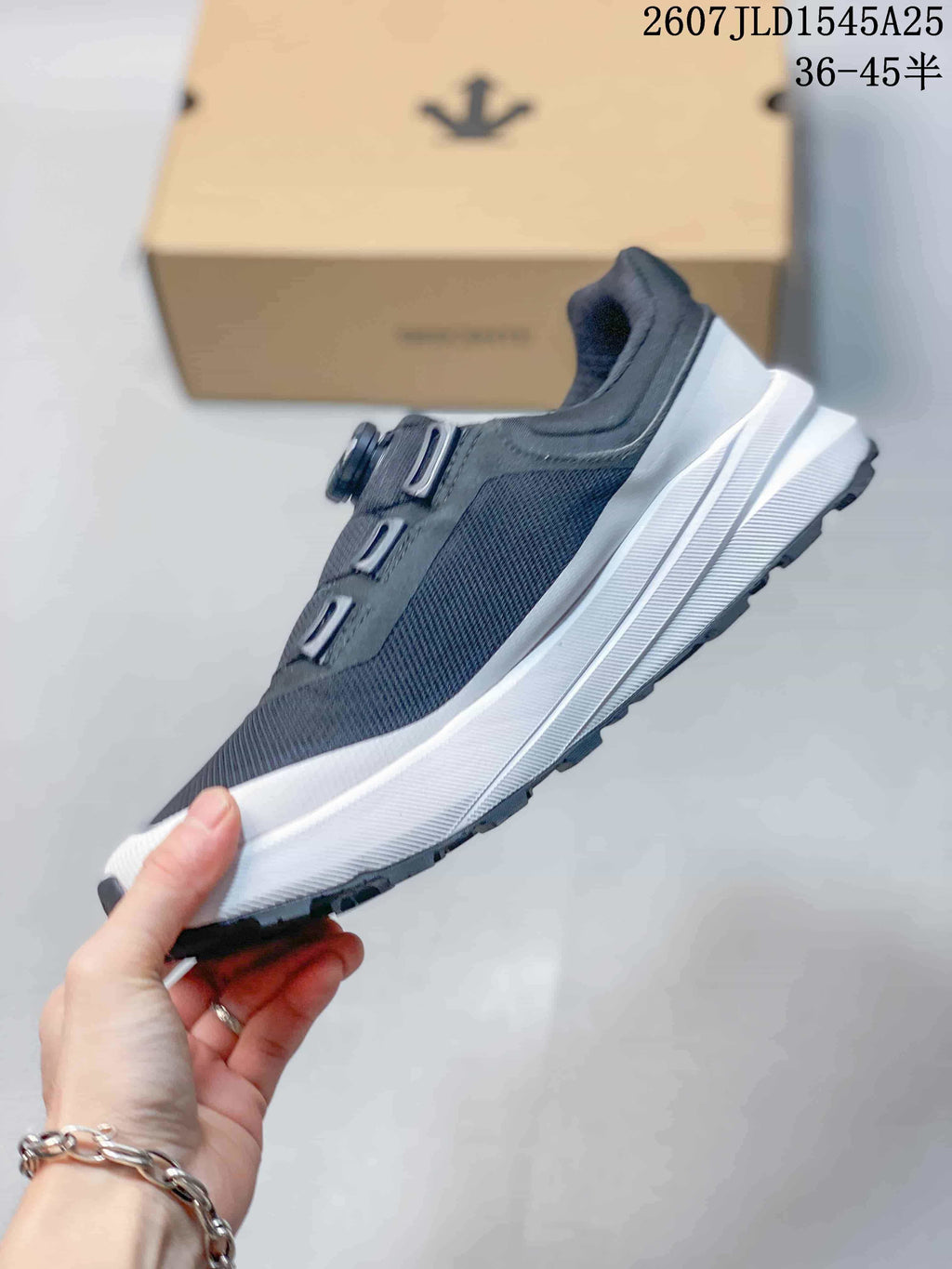DESCENTE SHIELD Mantrix Low-Top Running Sneakers Black/White
