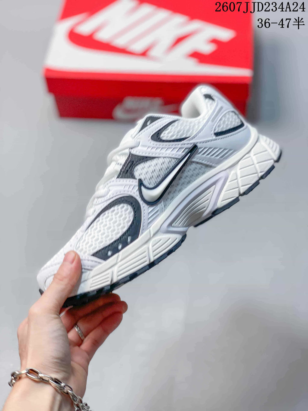 Nike V5 RNR Sneakers White Black 712140RRY