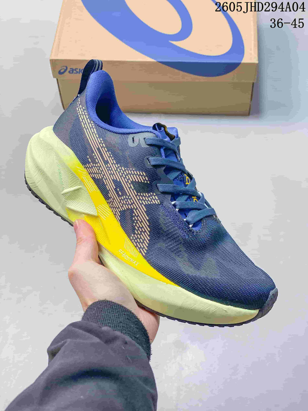 ASICS NOVABLAST 5 LE Running Shoes 1011B974-031