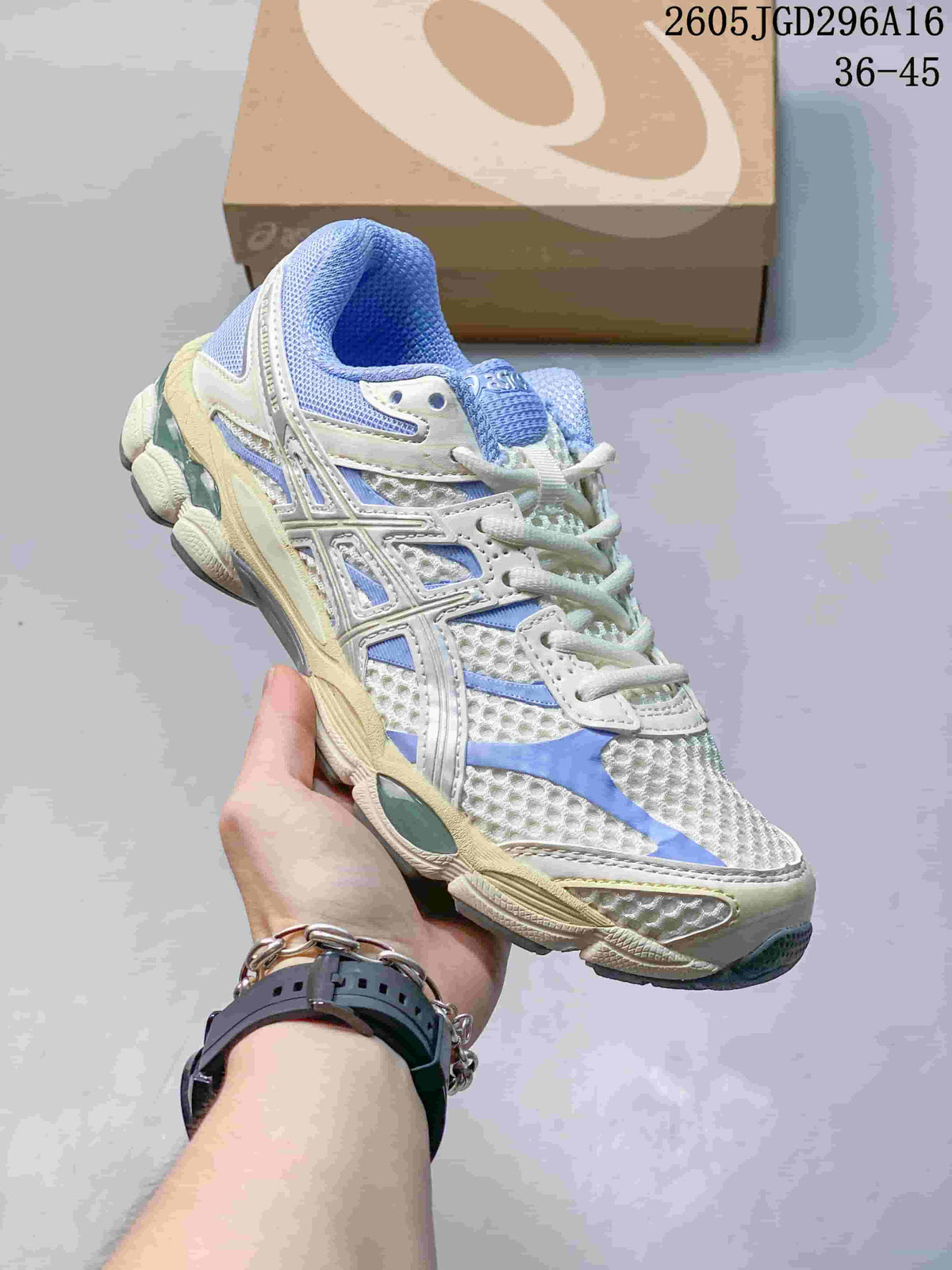 ASICS Gel-Cumulus 16 Sneakers in Cream and Blue