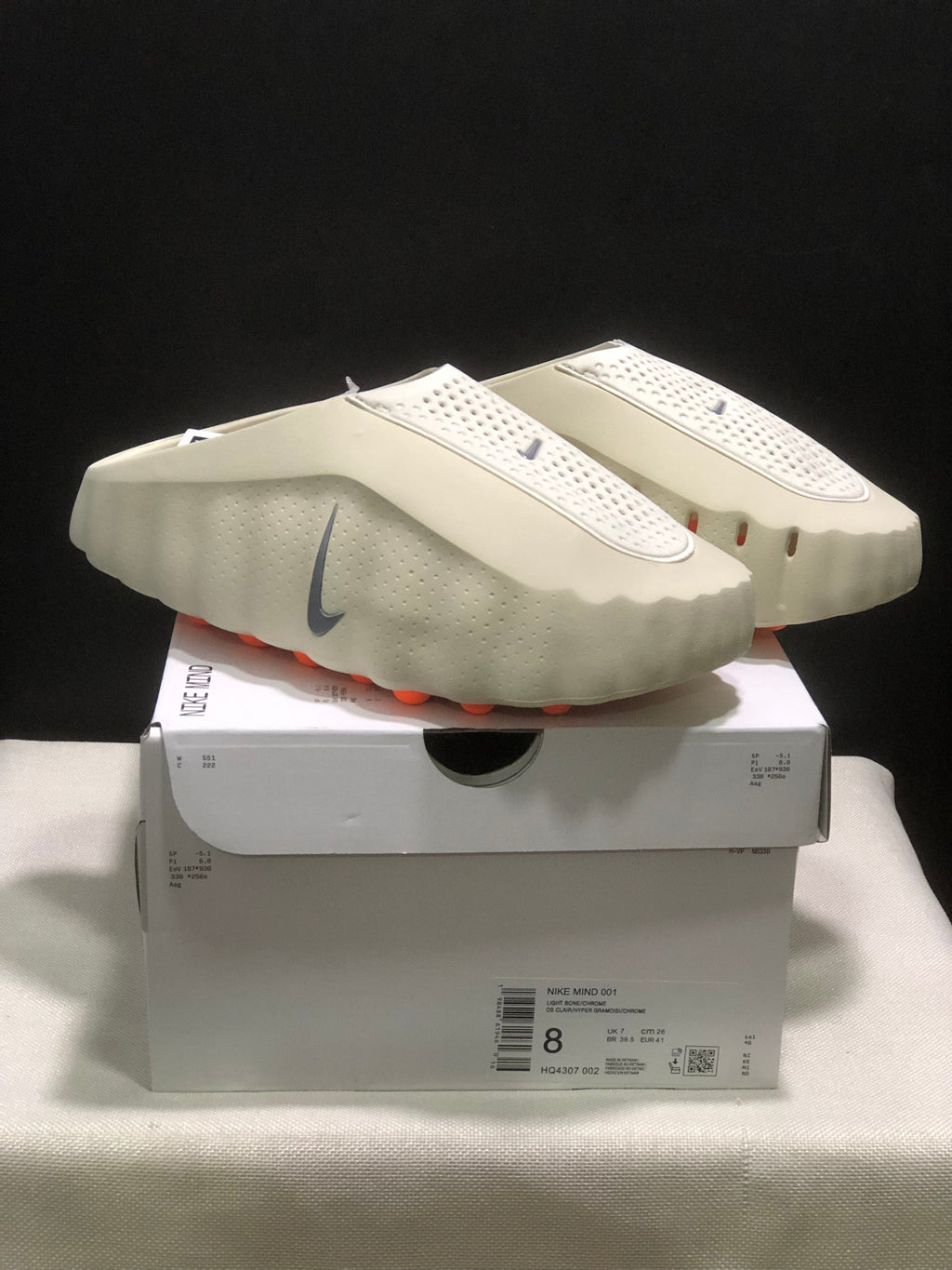 Nike Mind 001 Light Bone Solar Red Mules