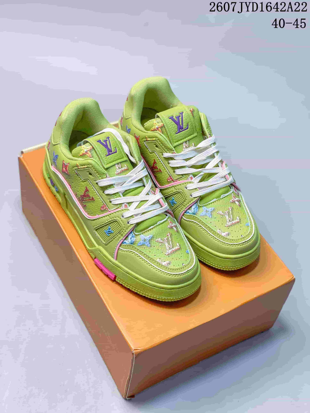 Louis Vuitton Trainer Low-Top Sneakers in Green 2607JYD1642A22