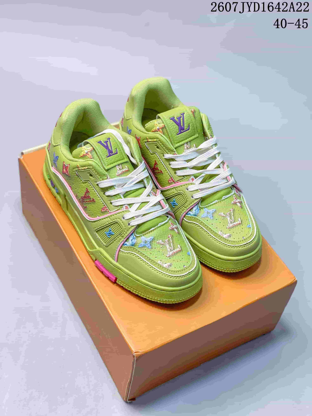 Louis Vuitton Trainer Low-Top Sneakers in Green 2607JYD1642A22