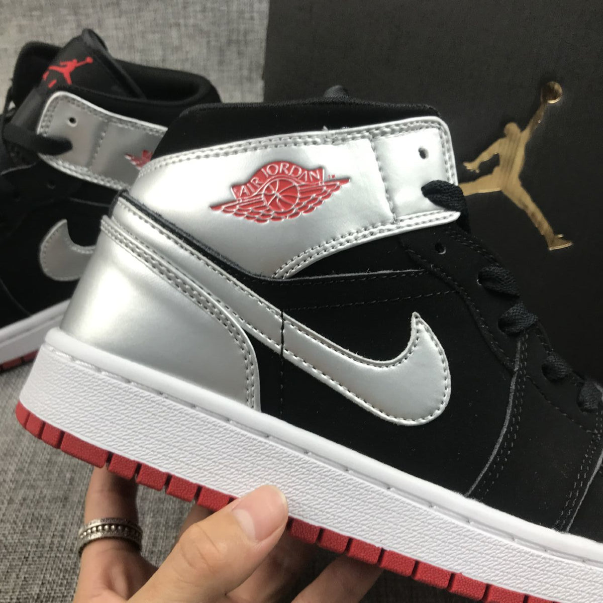 Air Jordan 1 Mid SE GS Black Silver Sneakers 554725-057