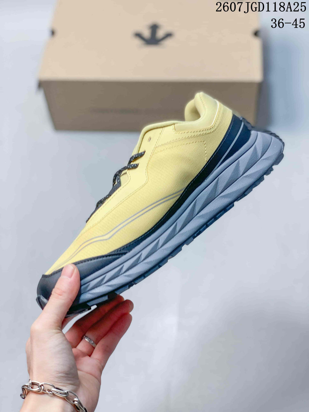DESCENTE TERRAIND Low-Top Hiking Sneakers Yellow/Black