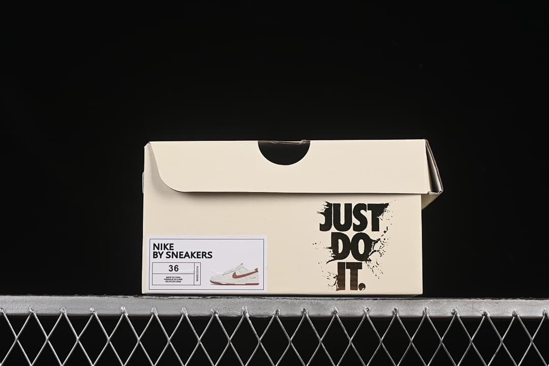 Nike SB Dunk Low Mocha White Sneakers