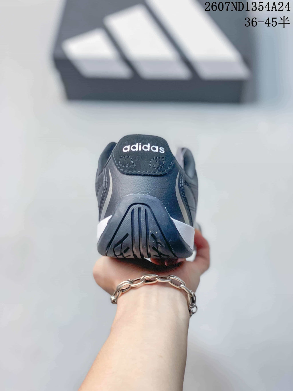 adidas Adipista Low-Top Trainers Black with White Stripes