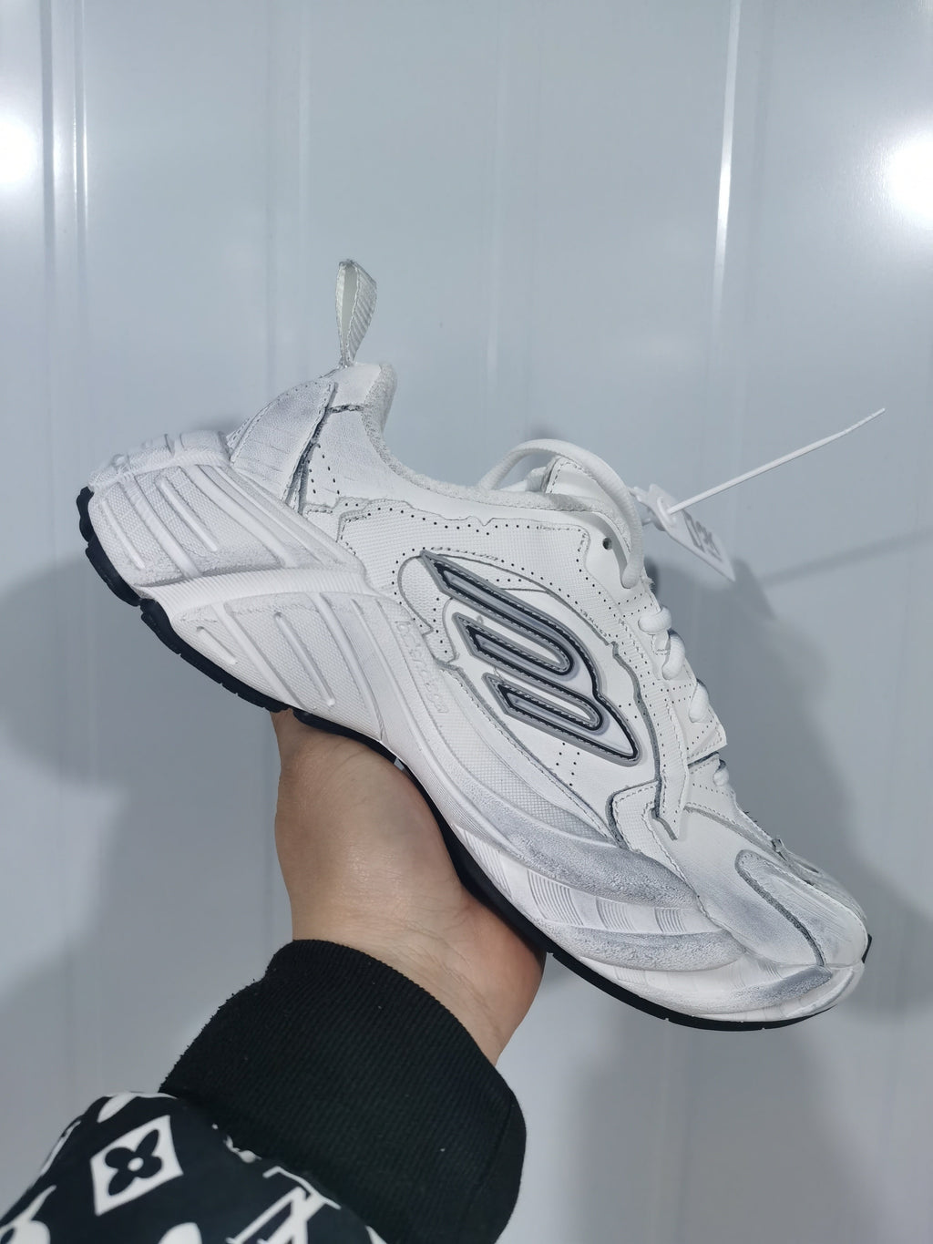 9110 White Black Grey Lace-Up Sneakers