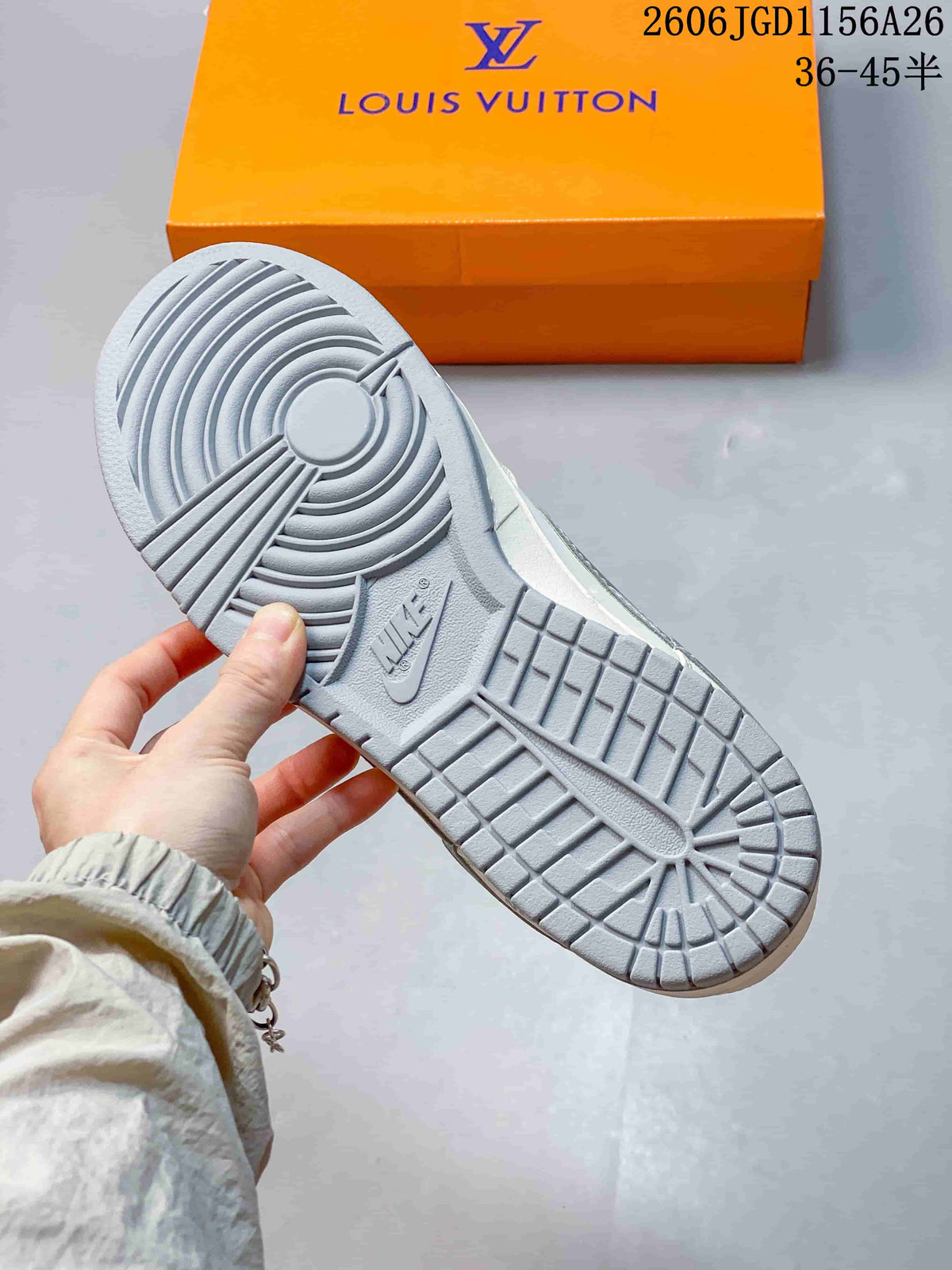 Nike Low-Top Sneaker in White and Grey, Style 2606JGD1156A26