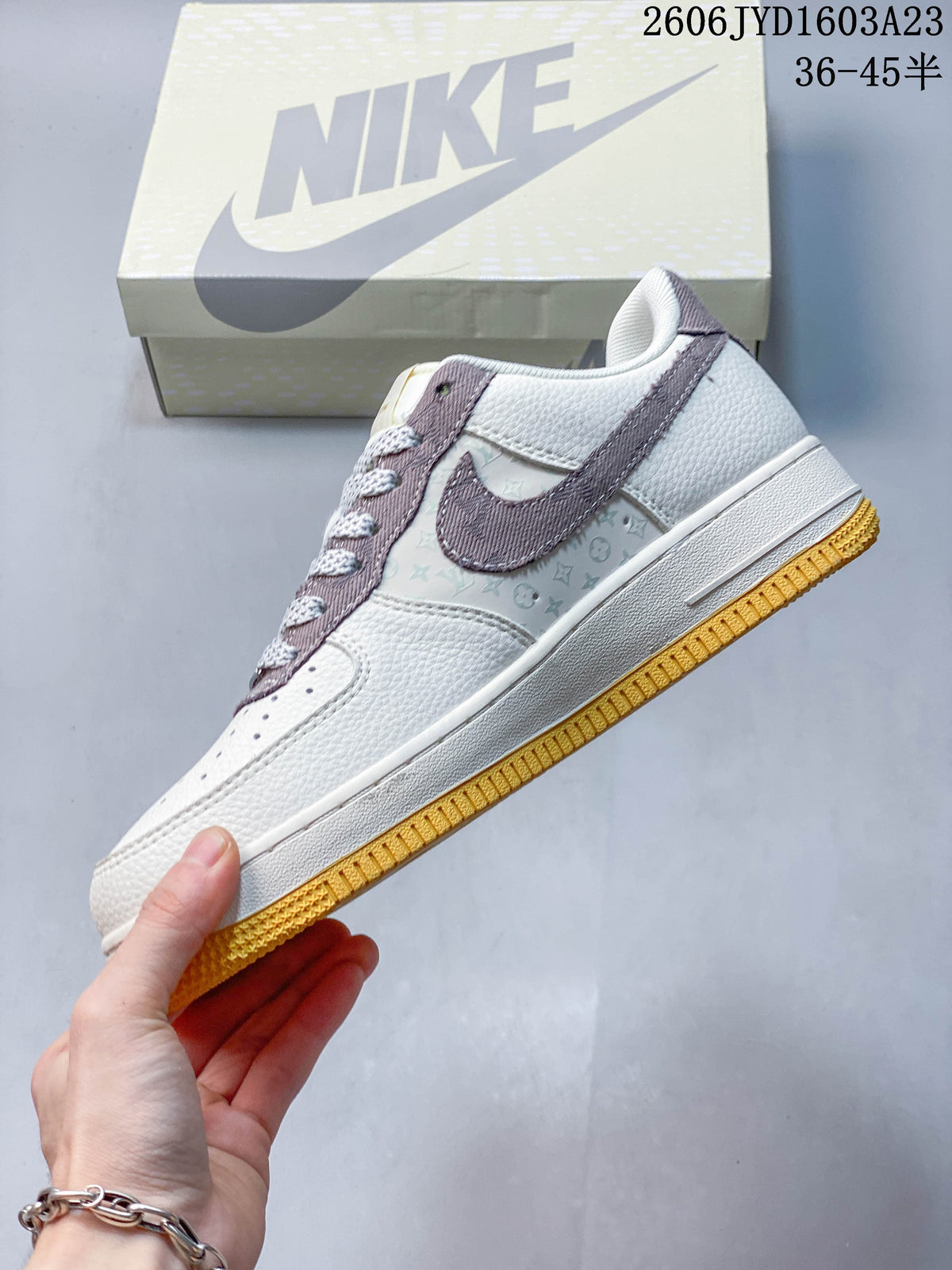Nike Air Force 1 '07 Low Off-White Heart Sneakers