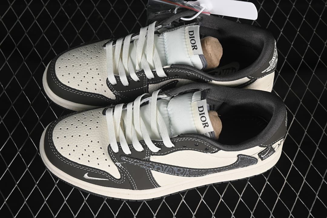 Travis Scott x Fragment Design Air Jordan 1 Low Sneakers