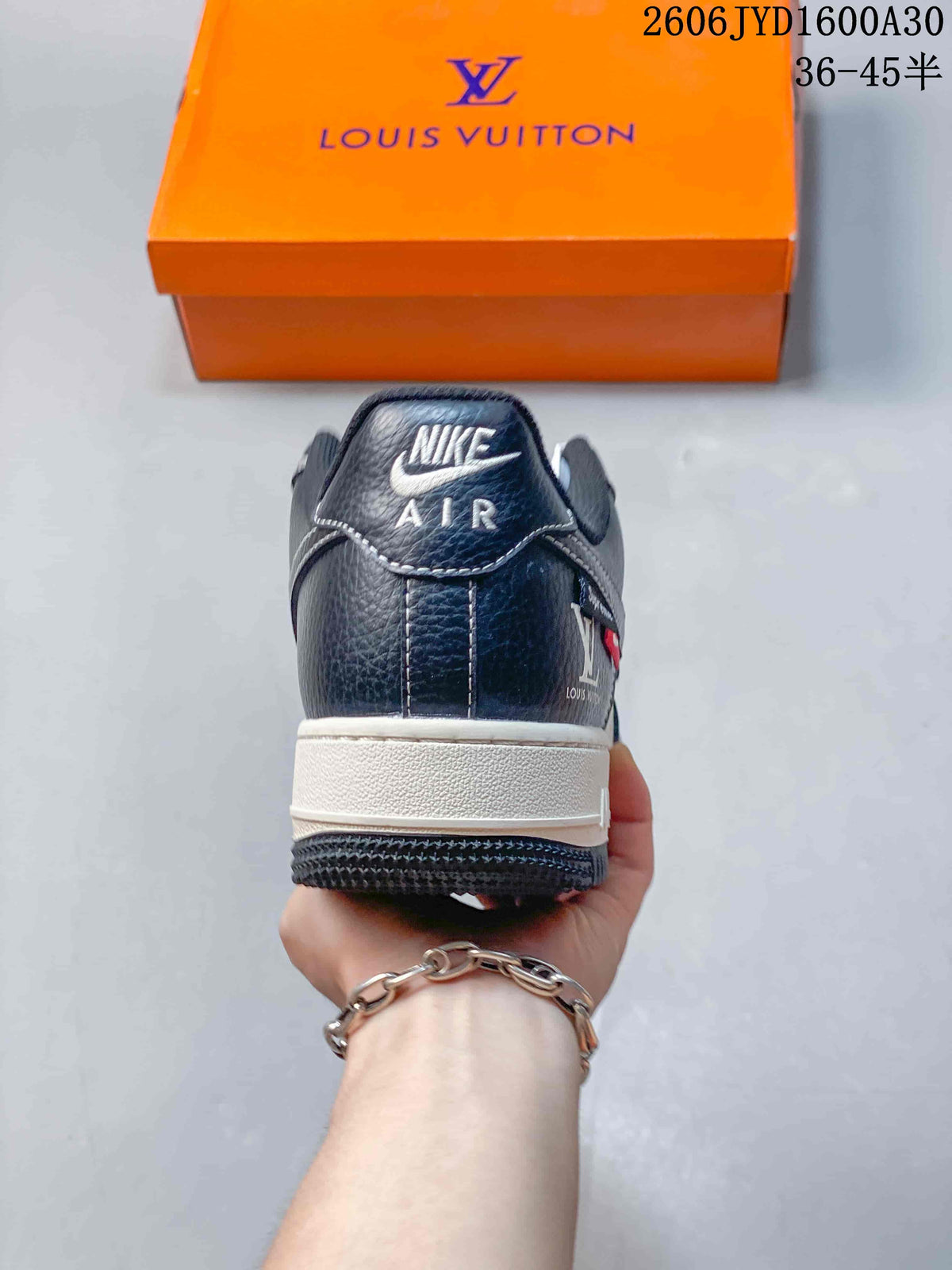 Nike Air Force 1 ’07 Low Sneakers in Navy and White