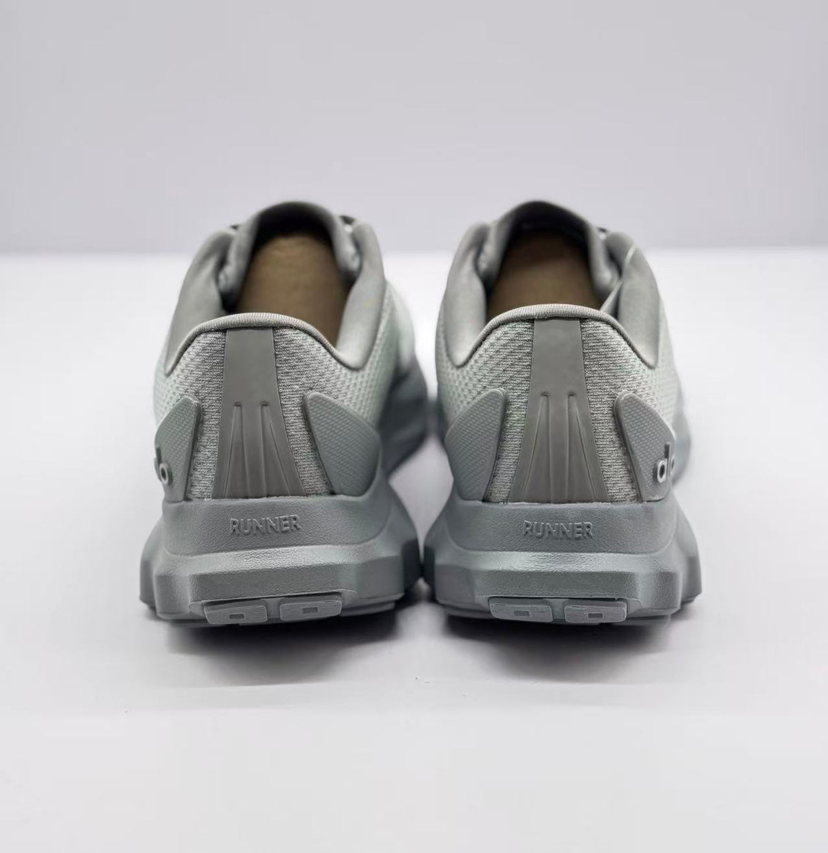 Alo Runner Sneakers Gray