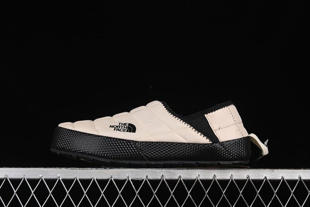 The North Face ThermoBall Traction Mule Beige Black NFOA3UZN-VJU