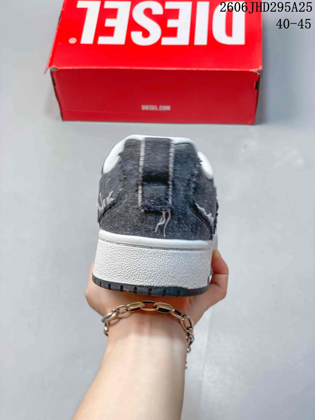 Diesel S-ukiyo V2 Low-Top Sneakers in Charcoal and White