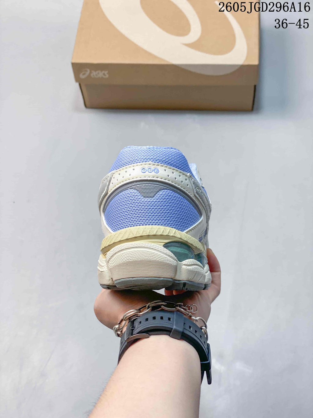 ASICS Gel-Cumulus 16 Sneakers in Cream and Blue