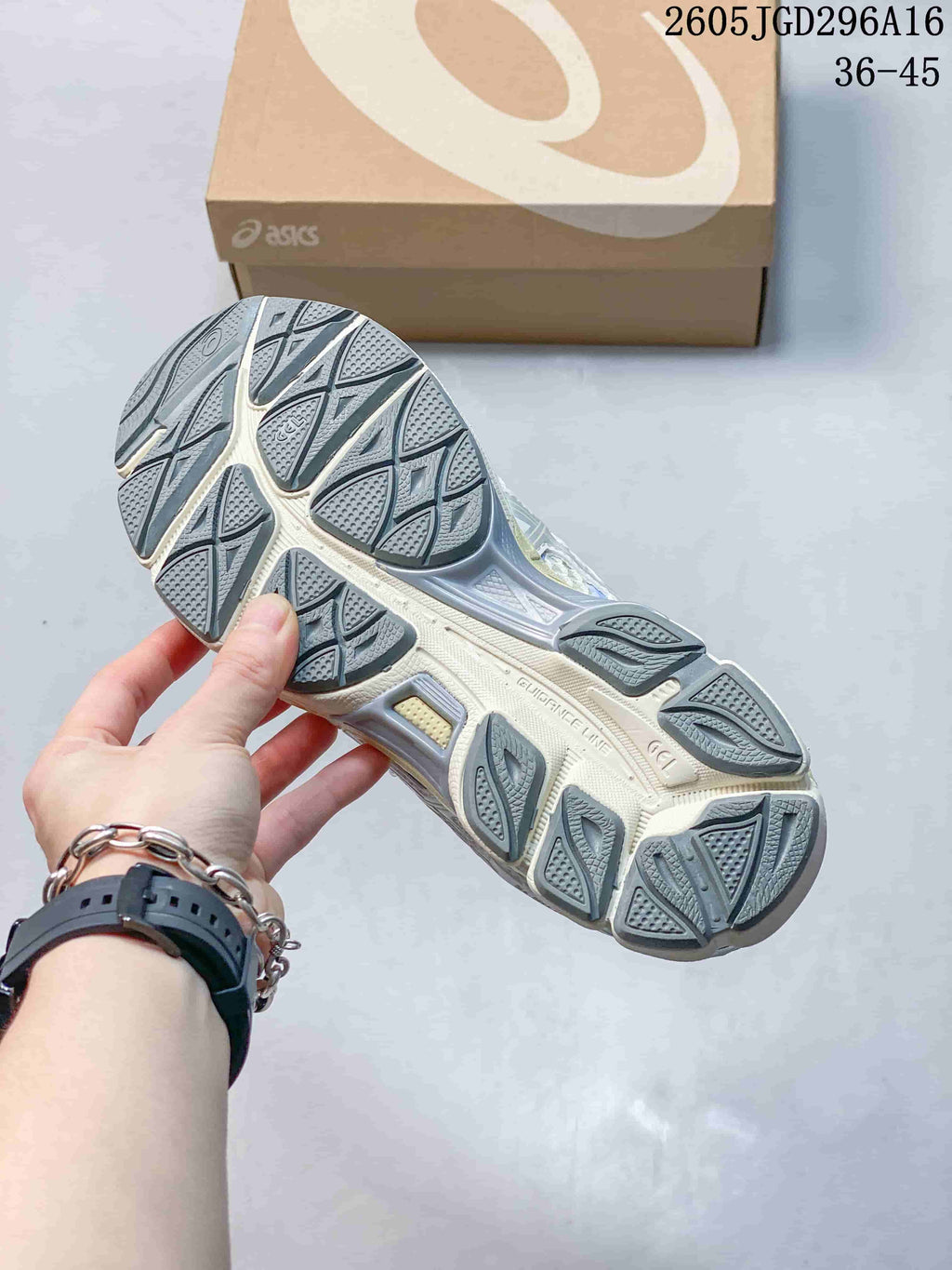 ASICS Gel-Cumulus 16 Sneakers in Cream and Blue
