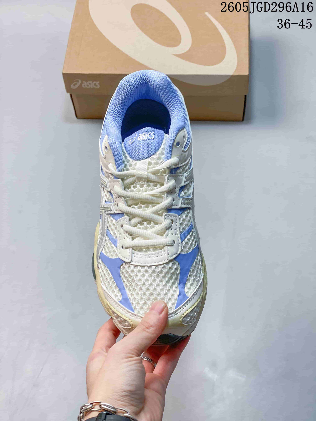 ASICS Gel-Cumulus 16 Sneakers in Cream and Blue