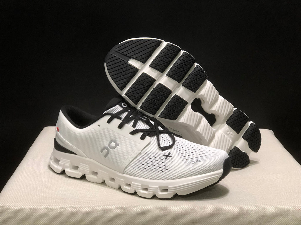 On Cloud X4 Sneakers Ivory Black