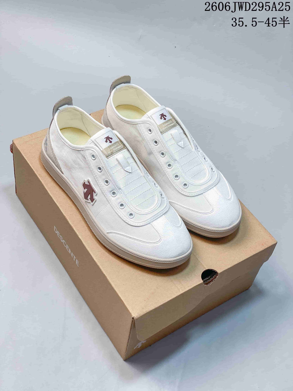 DESCENTE CHRON Retro Casual Sneakers in White and Grey