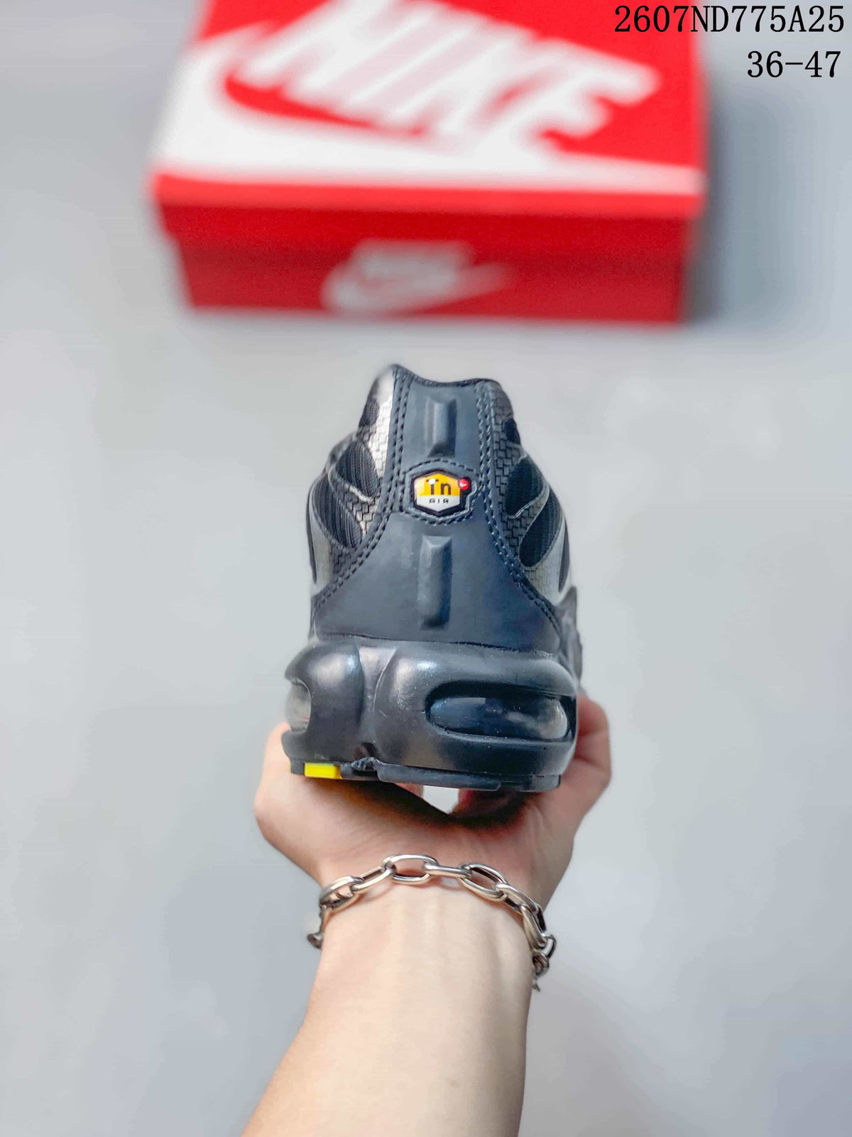 Nike Air Max Plus TN Sneakers Black Red 79205WTQ