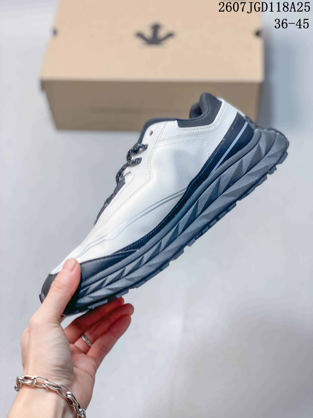 DESCENTE TERRAIND Low-Top Hiking Sneakers White Black