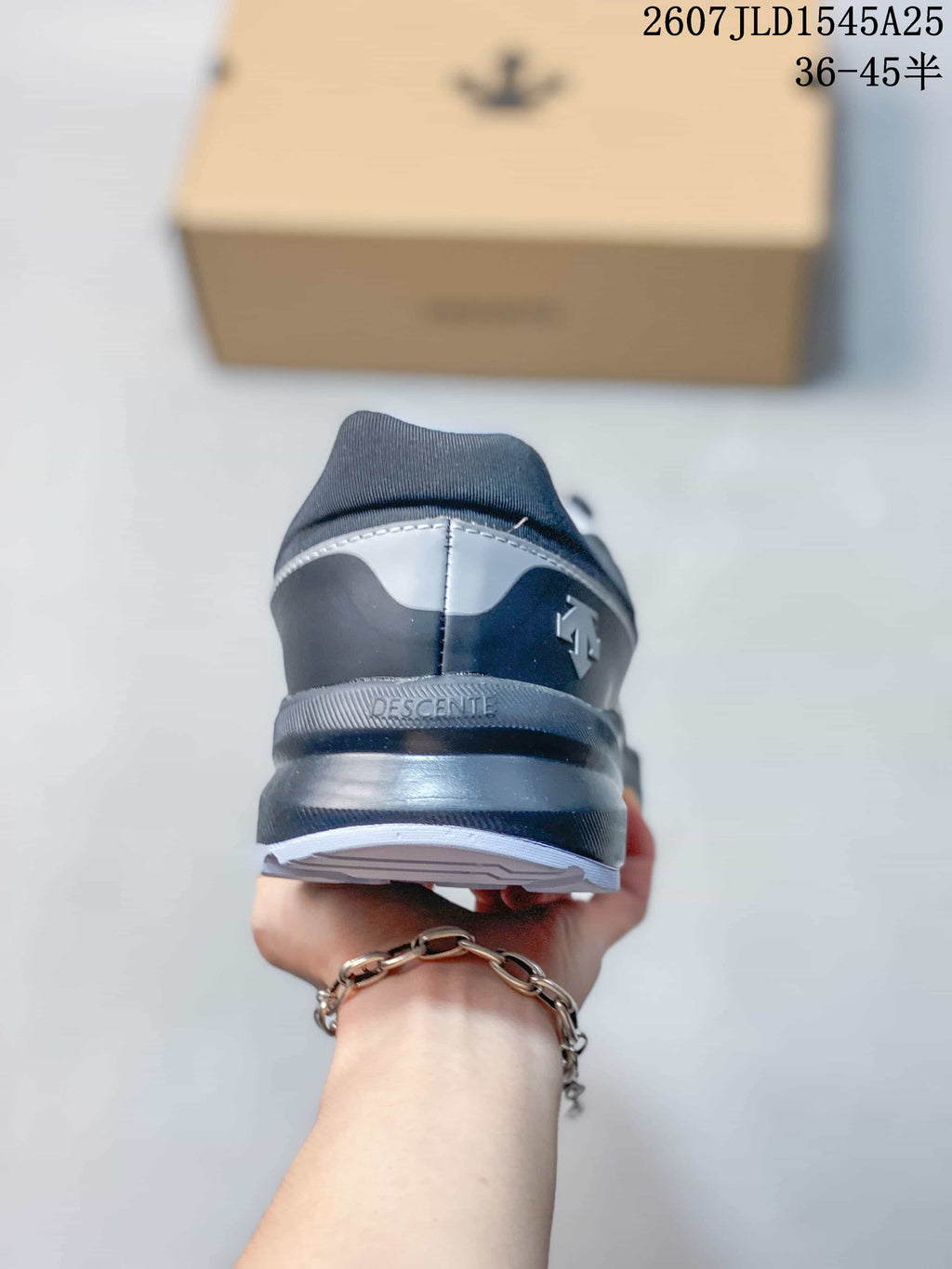 DESCENTE SHIELD Mantrix Gray Black Running Sneakers