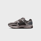 Nike Zoom Vomero 5 - College Grey / Black / Cave Stone