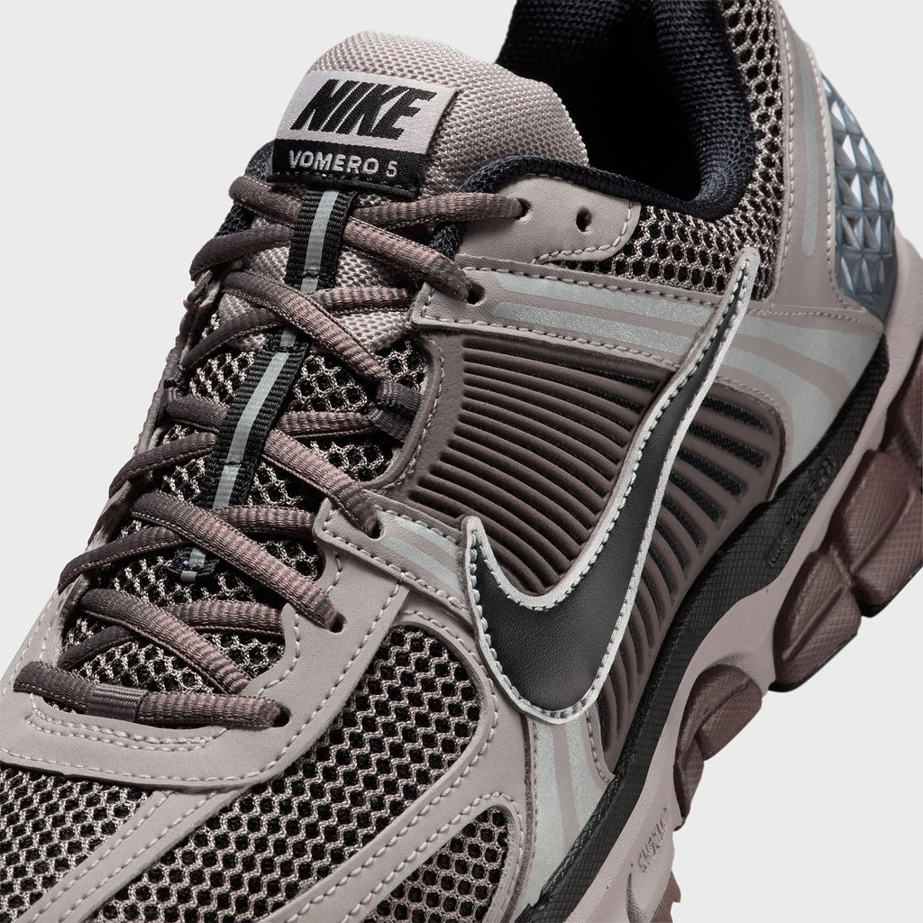 Nike Zoom Vomero 5 - College Grey / Black / Cave Stone