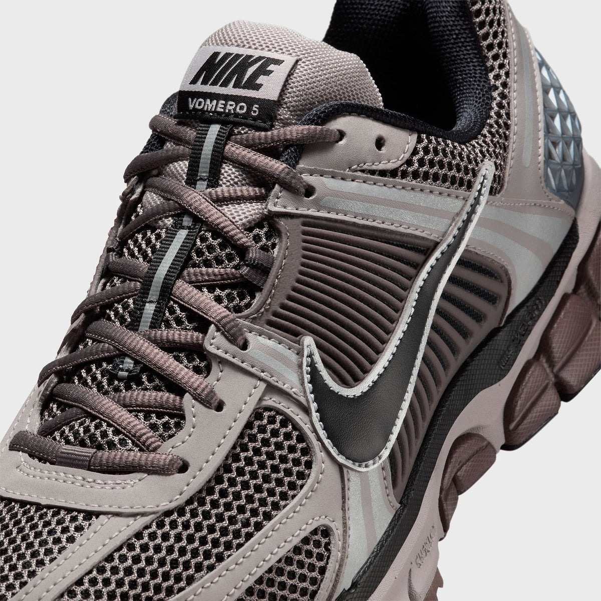 Nike Zoom Vomero 5 - College Grey / Black / Cave Stone