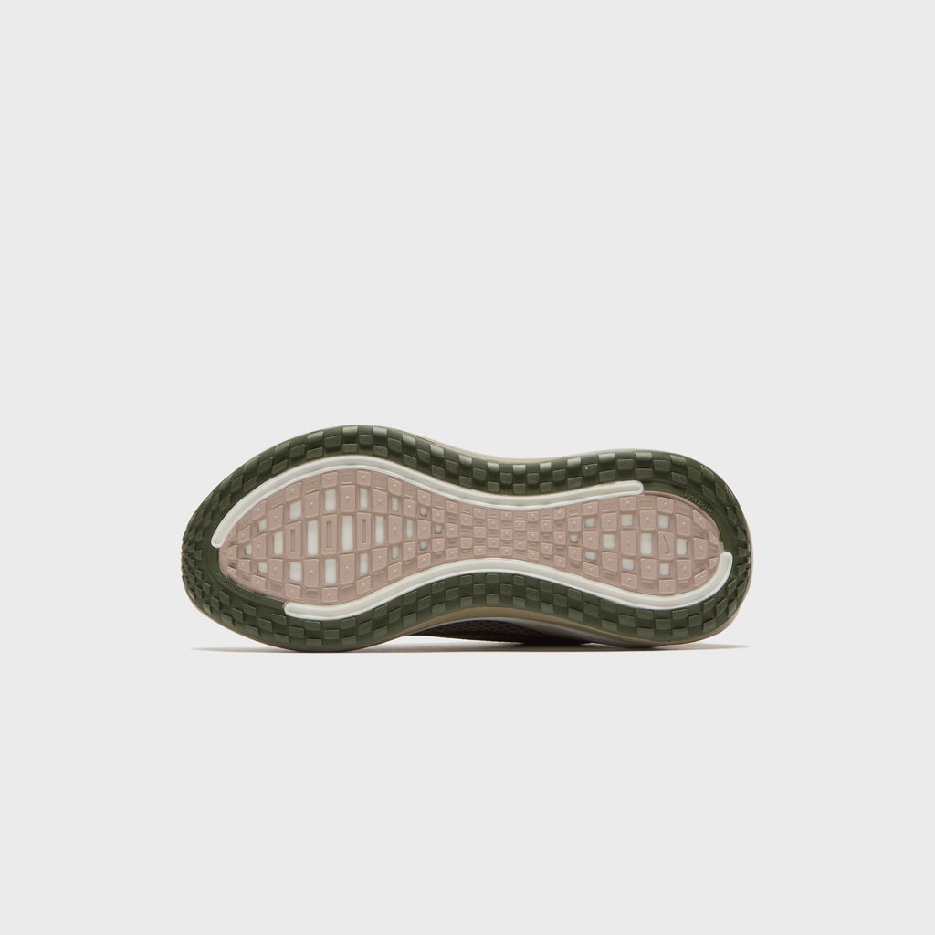 NIKE Vomero Plus - Off Noir / Pecan / Phantom / Natural