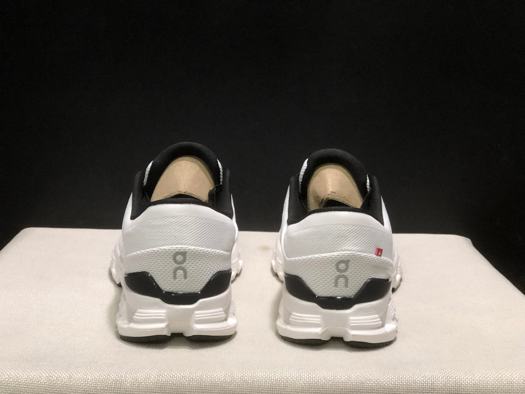 On Cloud X4 Sneakers Ivory Black