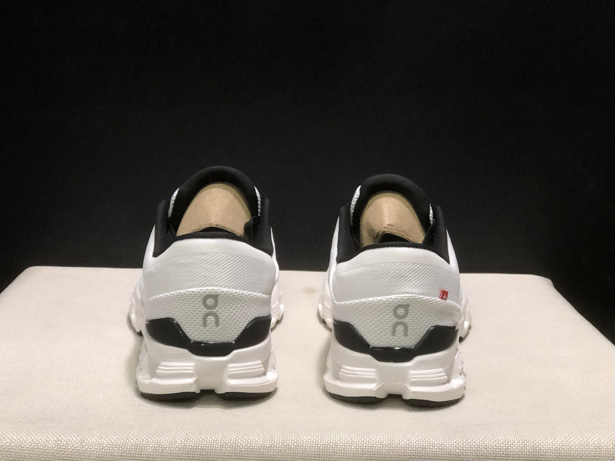 On Cloud X4 Sneakers Ivory Black