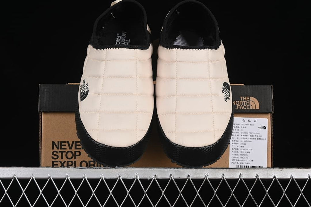 The North Face ThermoBall Traction Mule Beige Black NFOA3UZN-VJU