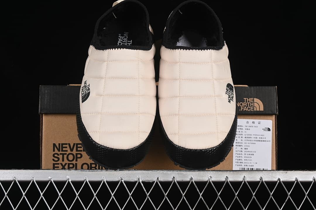 The North Face ThermoBall Traction Mule Beige Black NFOA3UZN-VJU