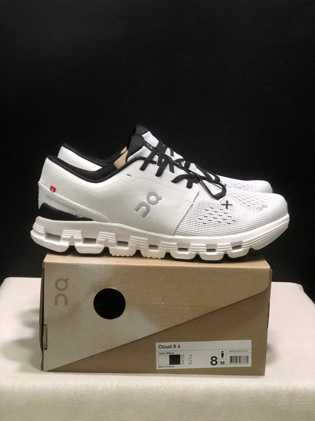 On Cloud X4 Sneakers Ivory Black