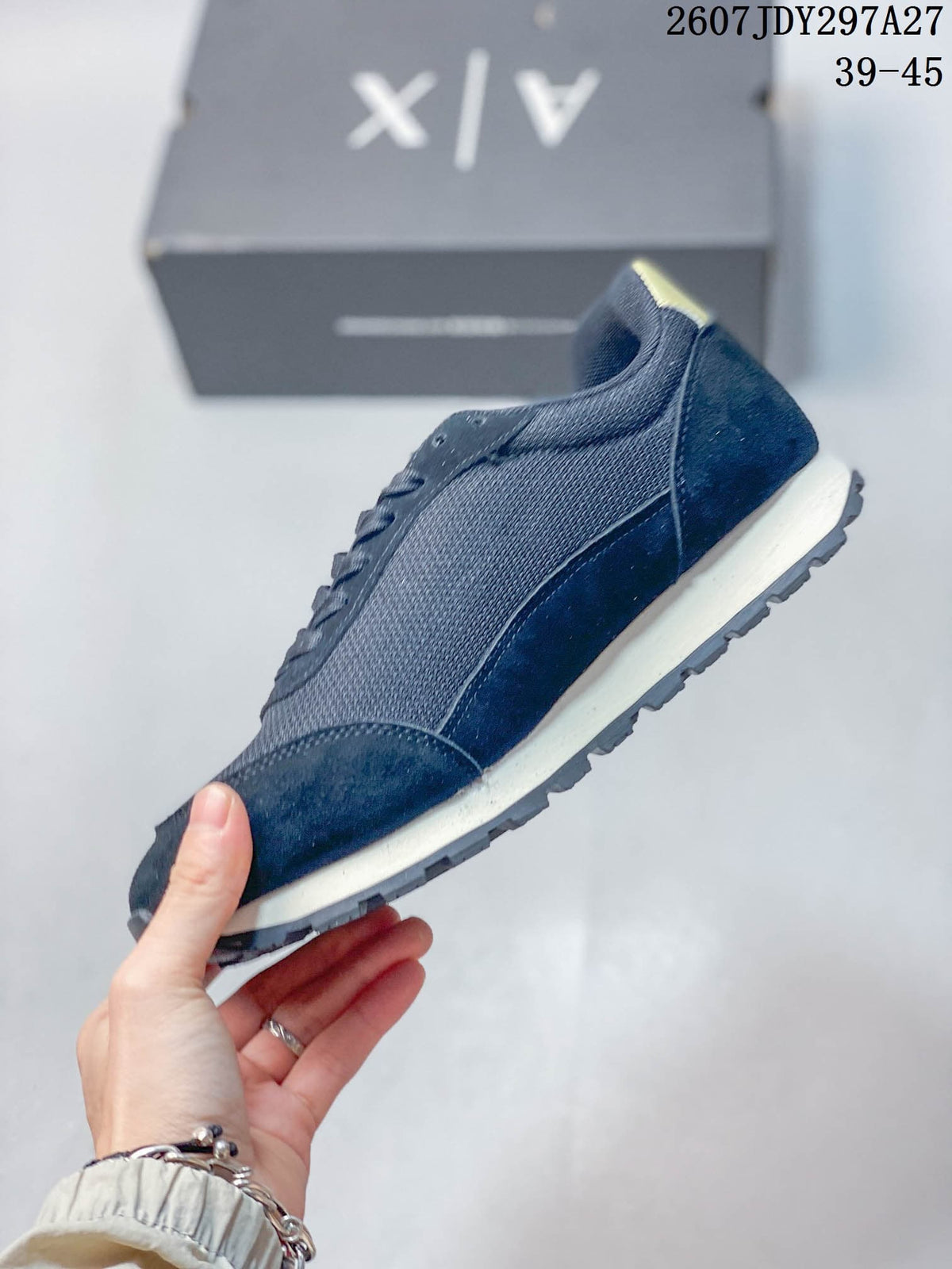 Armani Exchange X8X241 XK435 Low-Top Sneakers Navy/Gold