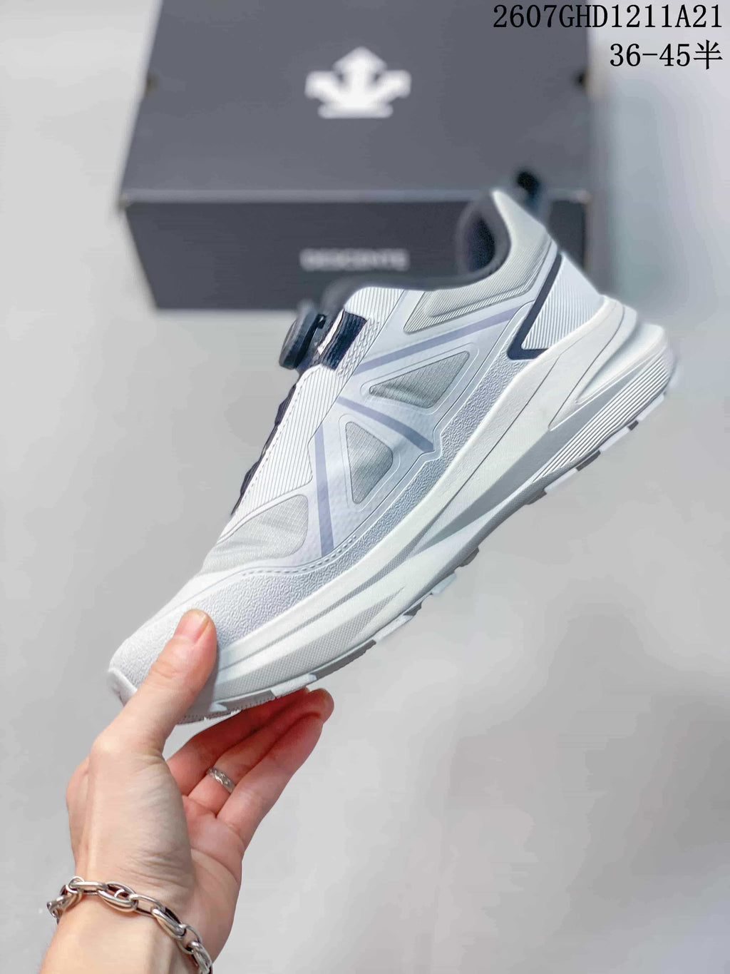 DESCENTE LAVITATE WIRE 3.0 White Gray Sneakers 2607GHD1211A21