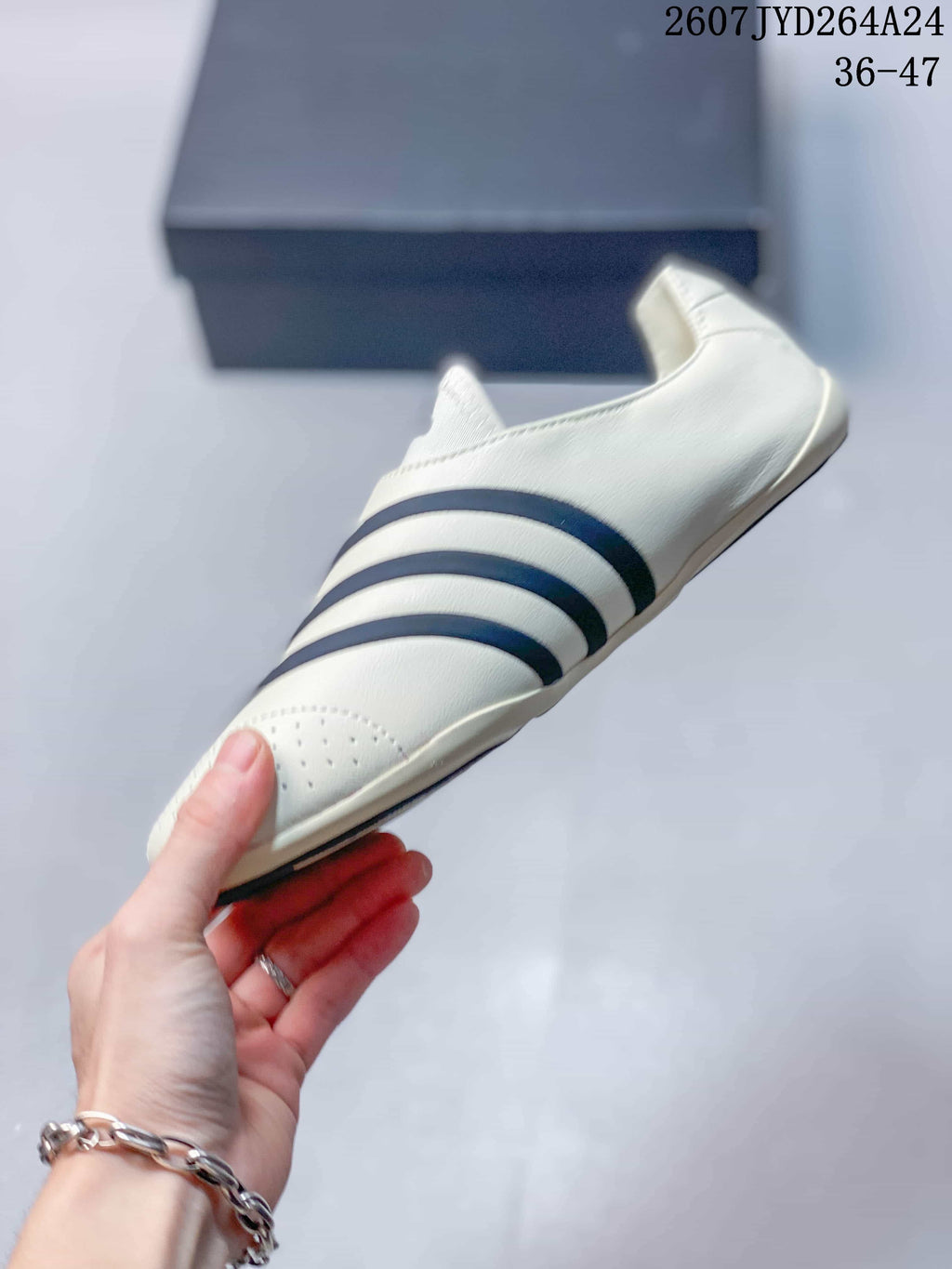 adidas Virginia Vario Flat Earther Sneakers Off-White Navy KL7668