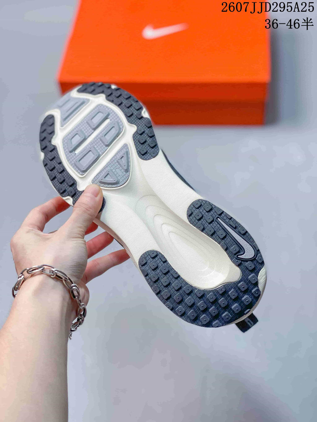 Nike Vomero 18 Running Sneakers Black White TD295A25