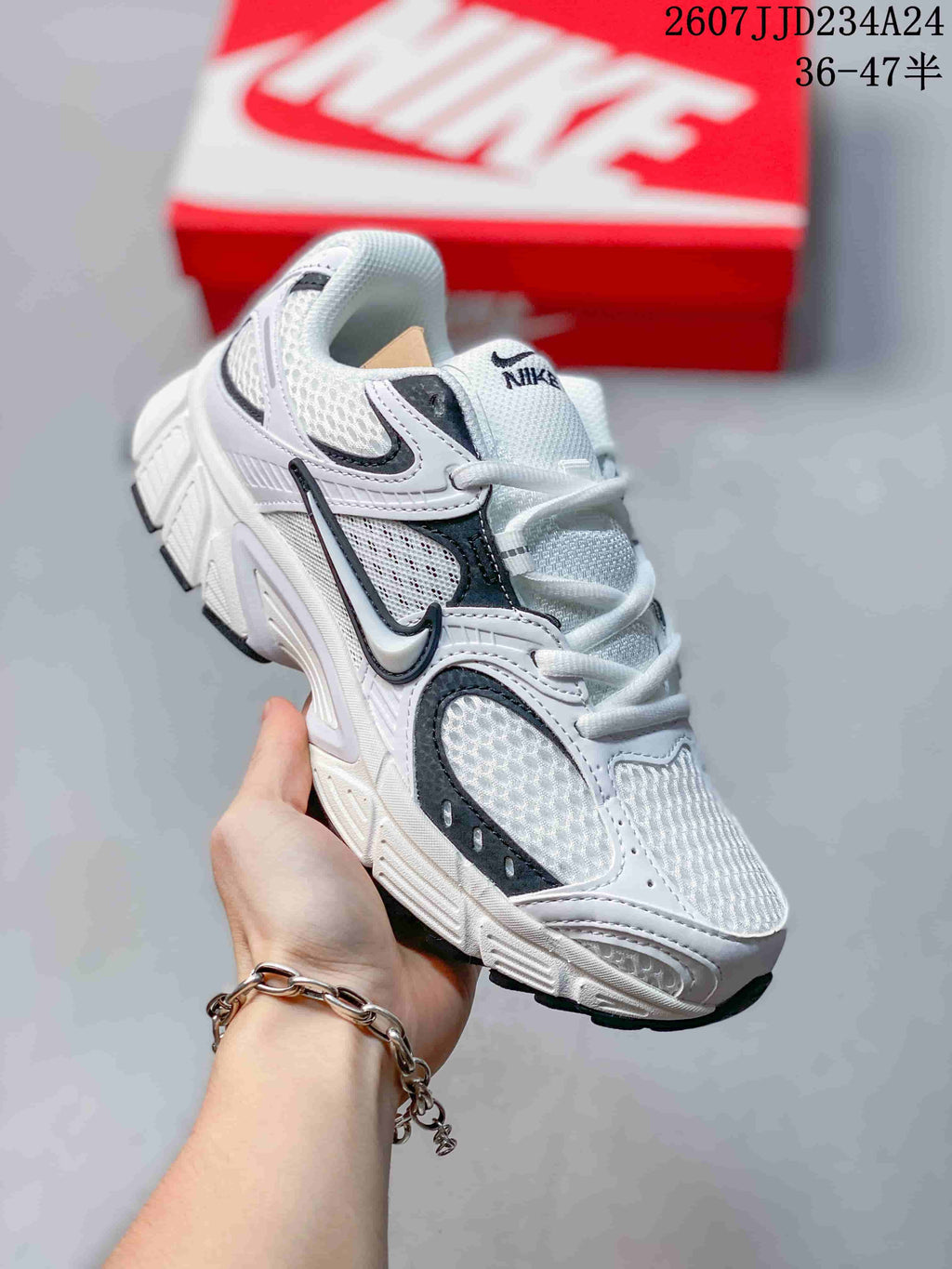 Nike V5 RNR Sneakers White Black 712140RRY