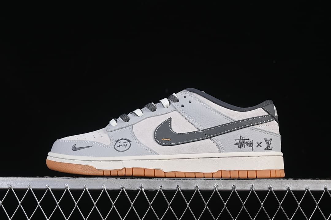 Nike SB Dunk Low Sneakers in Graphite Gray