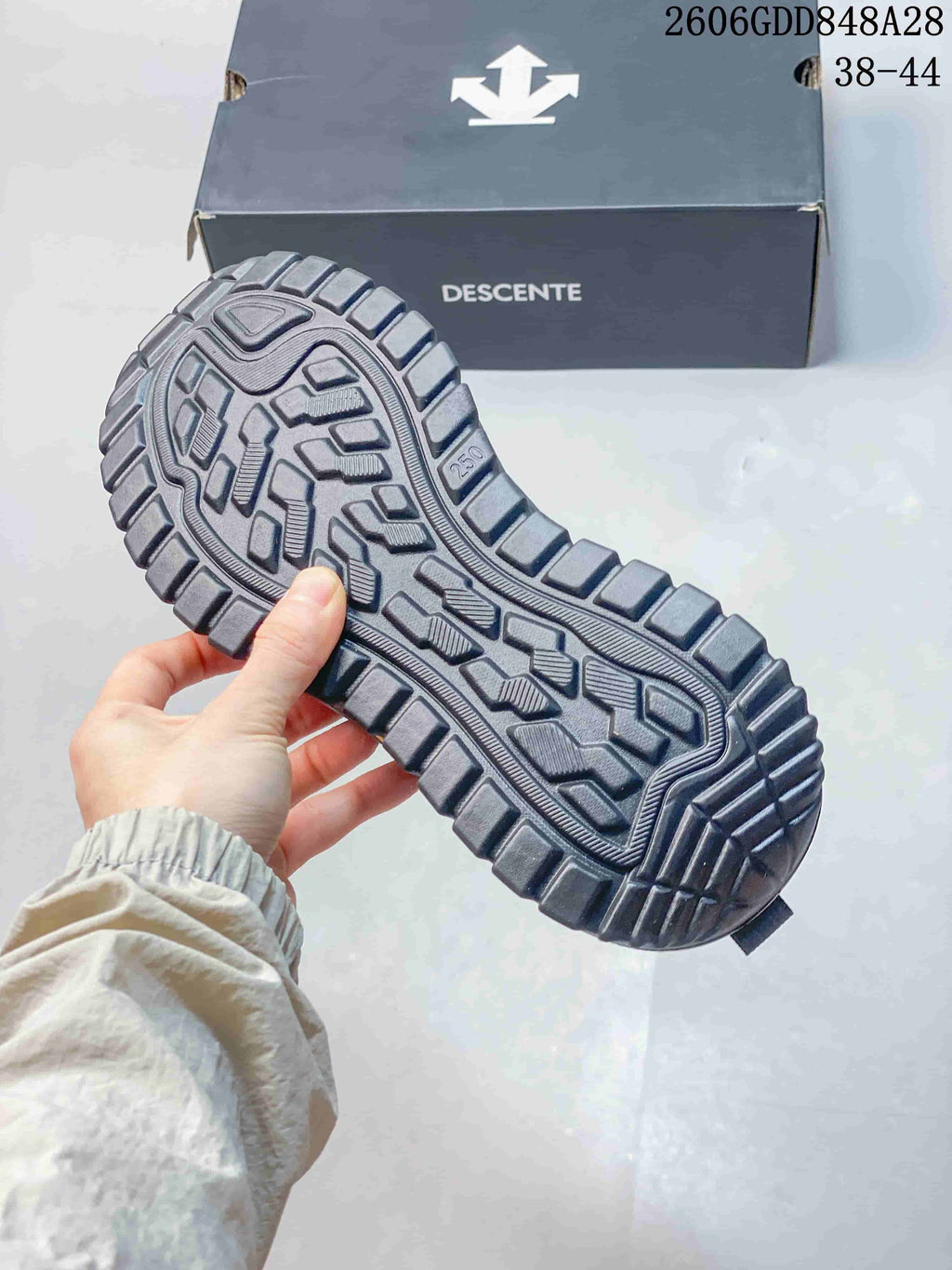 DESCENTE Outdoor Running Shoes with Dial Closure, Charcoal